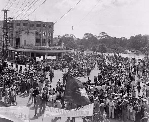 Các đơn vị bộ đội thuộc Đại đoàn 308 - Quân Tiên phong tiến vào khu vực ngã năm Bờ Hồ (nay là quảng trường Đông Kinh Nghĩa Thục), sáng 10/10/1954 trong tiếng reo vui của hàng vạn người dân Thủ đô. Nguồn: Tư liệu TTXVN. 