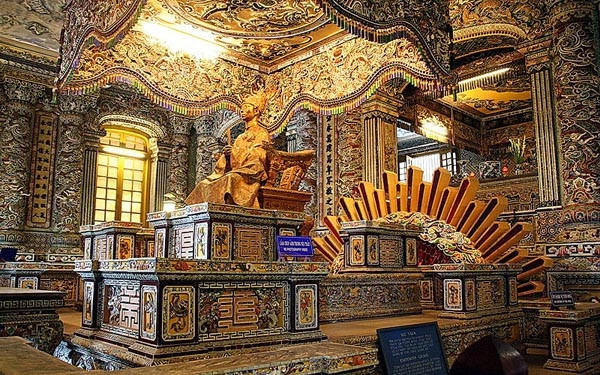 Trong suốt 143 năm của triều Nguyễn, một lần ngai vàng được trùng tu dưới thời vua Khải Định (1916-1925). Khi làm vua, ông cho làm lại bửu tán phía trên ngai, chuyển từ chất liệu gấm lụa sang gỗ sơn son thếp vàng và chạm khắc tinh xảo.