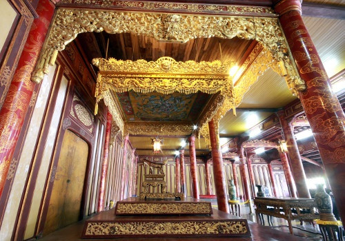 Theo Trung tâm Bảo tồn Di tích cố đô Huế, ngai vàng triều Nguyễn được chế tác dưới thời vua Gia Long (1802-1819), sau đó được sử dụng xuyên suốt trong thời Nguyễn với tổng cộng 13 đời vua, kéo dài trong 143 năm.