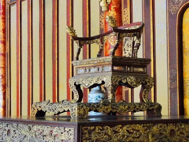 Theo Trung tâm Bảo tồn Di tích cố đô Huế, ngai vàng của vua chúa ngày xưa không phải được làm từ vàng hoàn toàn, mà bằng gỗ được sơn son thếp vàng. Sơn son được chế ra từ nhựa cây sơn ở nước ta. Thếp vàng là trang trí dán lớp vàng lá, vàng quỳ dát mỏng lên mặt các vật dụng bằng gỗ, đá, đồng... để tạo màu vàng tự nhiên, có ánh kim bắt mắt và sang trọng. Ngai vàng của nhà vua ngày xưa được thếp vàng ở những chỗ chạm trổ hoa văn. Đây là quá trình trang trí rất kỳ công, đòi hỏi thợ có tay nghề cao.