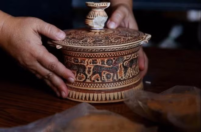 Theo CNN, mới đây, các nhà khảo cổ học phát hiện kho báu khổng lồ có niên đại 1.600 năm ở thành phố Tenesa của Hy Lạp. Tại đây, các chuyên gia khảo cổ, khi khai quật thành phố Tenea, phát hiện nhiều cổ vật thời tiền sử như đèn, tiền xu, đồ trang sức, tác phẩm điêu khắc... Số lượng lớn các cổ vật quý giá được tìm thấy đã làm tăng thêm bí ẩn về lý do thành phố này đột nhiên bị bỏ hoang.