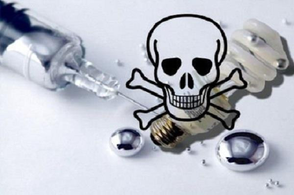 Các nhà sử học khẳng định, nhiễm độc thủy ngân cũng là nguyên nhân gây ra cái chết của vua Carl II (Chales) thuộc triều đại Stuart ở nước Anh. Vì quá say mê những ý tưởng giả kim thuật, vua đã trang bị một phòng thí nghiệm trong cung đình, sử dụng thời gian rỗi để nung thủy ngân. Sau một thời gian tiếp xúc, ông bị nhiễm độc nặng và qua đời.