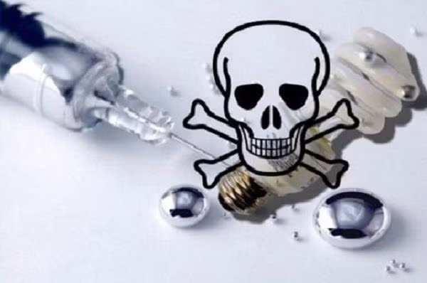 Các nhà sử học khẳng định, nhiễm độc thủy ngân cũng là nguyên nhân gây ra cái chết của vua Carl II (Chales) thuộc triều đại Stuart ở nước Anh. Vì quá say mê những ý tưởng giả kim thuật, vua đã trang bị một phòng thí nghiệm trong cung đình, sử dụng thời gian rỗi để nung thủy ngân. Sau một thời gian tiếp xúc, ông bị nhiễm độc nặng và qua đời.