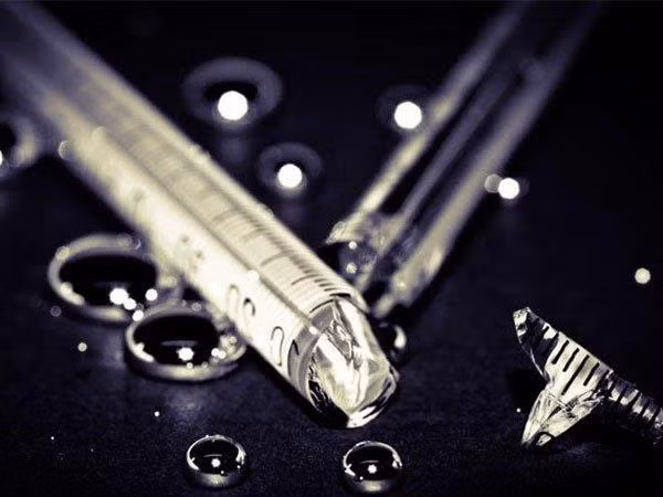 Thủy ngân được sử dụng làm nhiệt kế, áp kê, áp suất kế, huyết áp kế, công tắc thủy ngân, đèn huỳnh quang, rơ-le thủy ngân, cùng một số thiết bị khoa học khác.