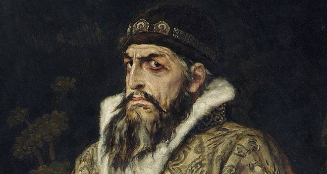 Trong sách "Những nhân vật bí ẩn", sa hoàng Ivan IV Vasilyevich (1530-1564) của nước Nga từng là bạo chúa khét tiếng trong lịch sử. Sau này, ông mắc bệnh điên loạn do tiếp xúc thường xuyên với các vật dụng được làm từ hỗn hống thủy ngân. Căn bệnh khiến ông điên loạn, giết cả con trai của chính mình trước khi tử vong không lâu sau đó. Một số ý kiến cho rằng có thể Ivan IV đã bị đầu độc có chủ ý bằng thủy ngân.