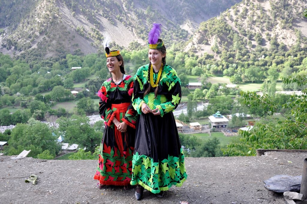 Theo Ancient Pages, bạn nên tới tận nơi để chứng kiến cuộc sống thật của người Hunza. Họ có thể sống thọ hơn phần đông dân số thế giới nhưng cũng chỉ khoảng 10 năm. Trường hợp người sống tới 120 hay 160 tuổi vẫn còn là dấu hỏi. Bộ tộc này không hề sống trong khung cảnh như vườn địa đàng. Họ vẫn phải chật vật đấu tranh với địa hình khắc nghiệt và nhiễm một số loại bệnh. "Cuộc sống của người Hunza đã bị phóng đại quá mức, giống như cách chúng ta tin vào suối nguồn tươi trẻ", tờ Ancient Pages bình luận. Ảnh: Getty.