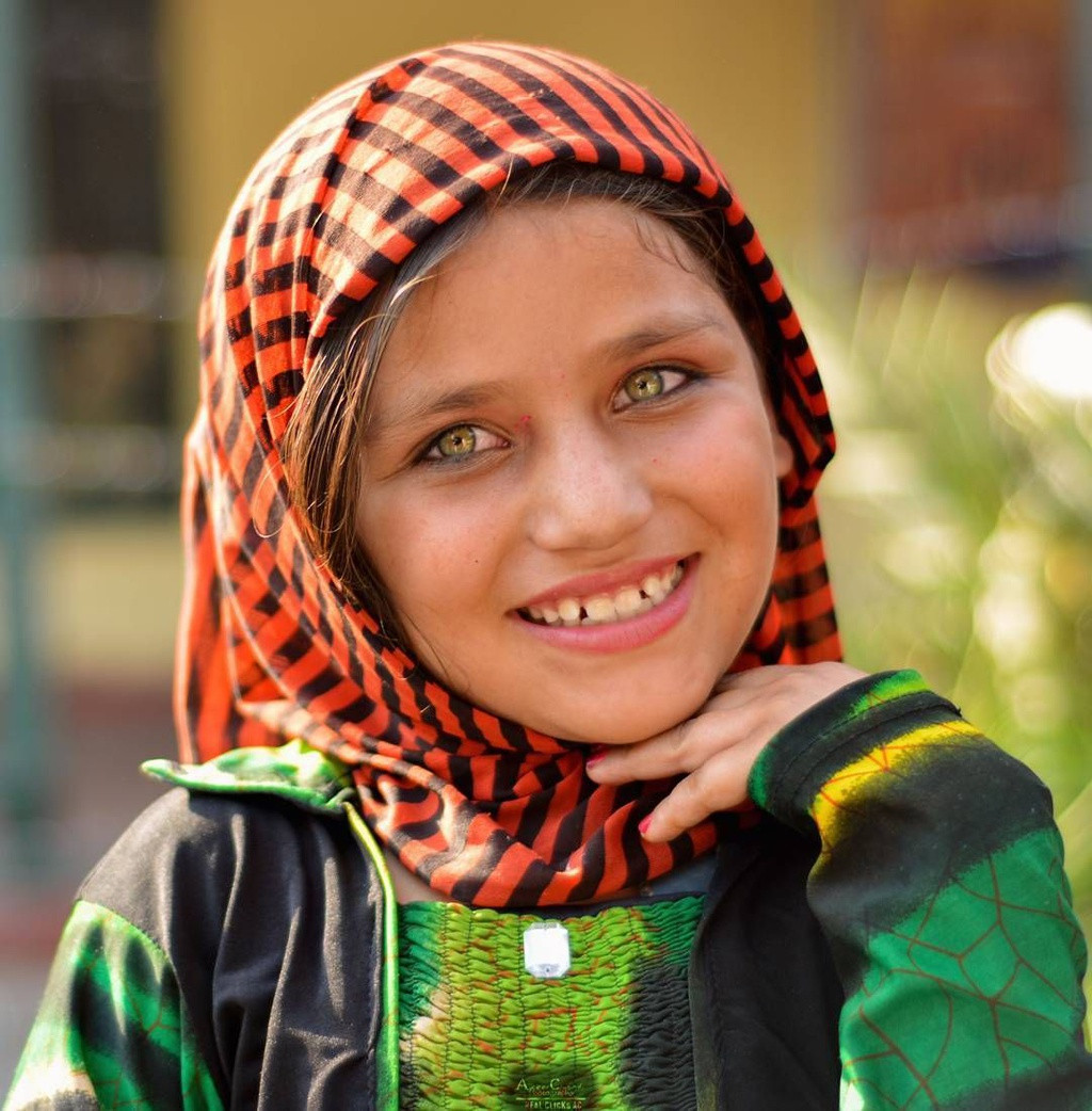 Theo nhiều nguồn tin, phụ nữ Hunza có thể sinh con ở tuổi 65. Những người này thậm chí còn giữ được nét trẻ trung, xinh đẹp vào những năm cuối đời. Một số tài liệu khẳng định họ là hậu duệ của các binh lính dưới trướng Alexander Đại đế khi ông tới Ấn Độ. Dù vậy, các xét nghiệm DNA vẫn chưa chứng minh được điều này. Cho tới nay, không ít người vẫn đồn tộc Hunza đến từ hành tinh khác. Ảnh: Fengwei, Pinimg.