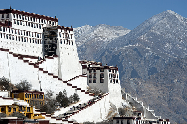 Ban đầu, cung điện Potala được sử dụng làm nơi ở quanh năm và sau đó là nơi ở vào mùa đông cho các Đạt Lai Lạt Ma trong suốt lịch sử. Cung điện Potala vẫn là nơi ở của Đạt Lai Lạt Ma cho đến khi Đạt Lai Lạt Ma thứ 14 chạy sang Ấn Độ vào năm 1959. Sau đó, nơi đây trở thành trung tâm hành chính của Tây Tạng, đóng vai trò là thủ đô cho khu vực tự trị của Trung Quốc. Đến nay, cung điện Potala là một viện bảo tàng. 
