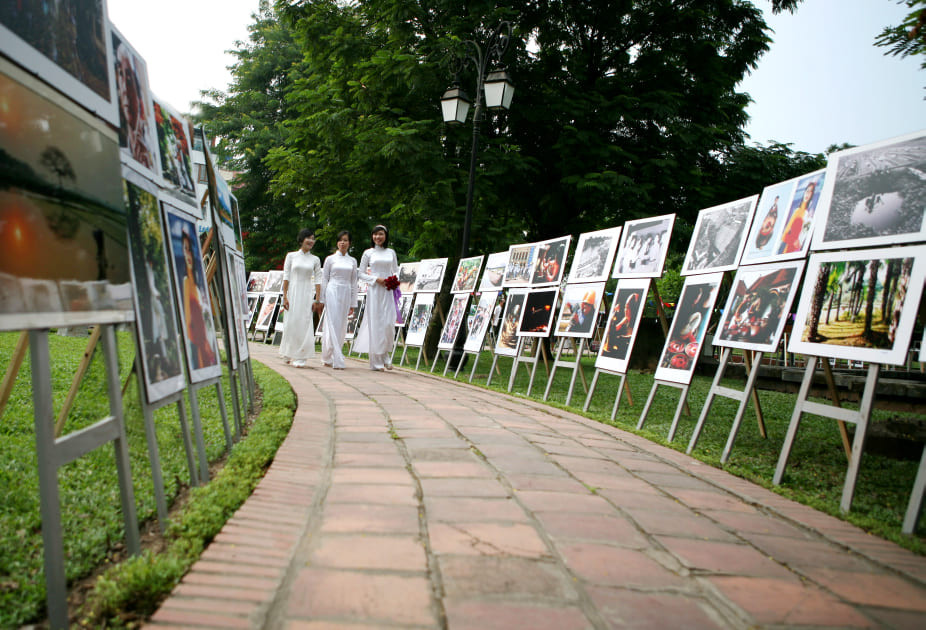 Con đường lịch sử ghi lại quá trình phát triển của Việt Nam qua các bức ảnh.