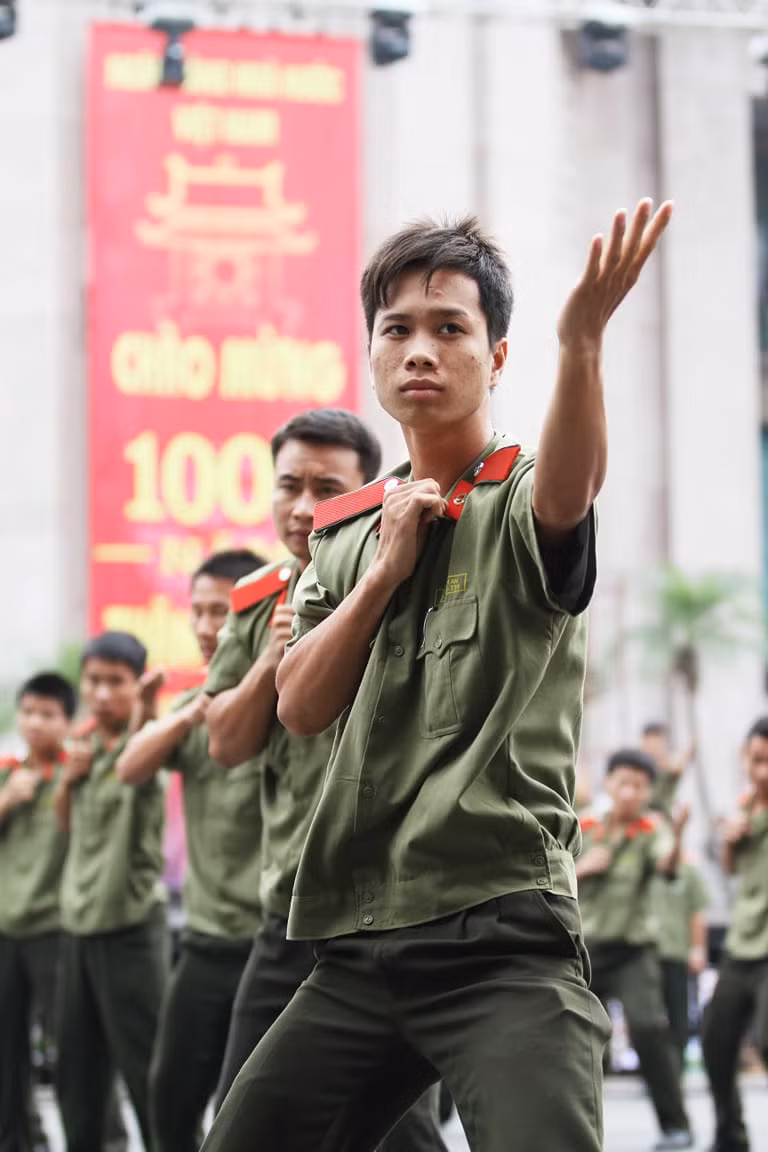 Đại lễ 1000 năm Thăng Long - Hà Nội cũng là dịp để các lực lượng chức năng phô diễn tài năng trong các bài biểu diễn võ thuật.