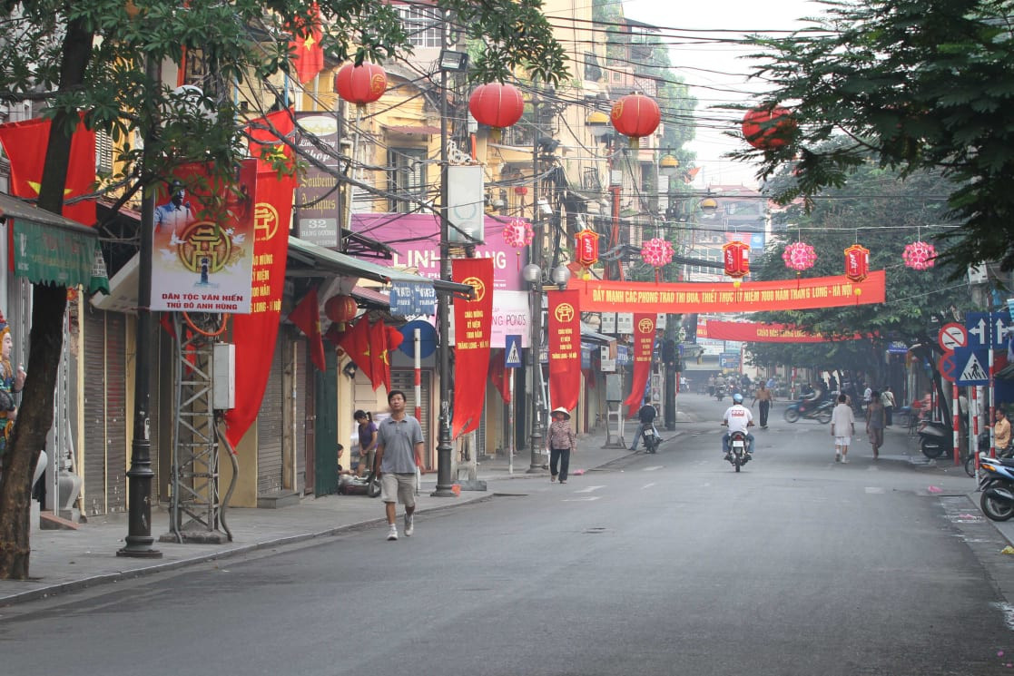 Đường phố Hà Nội trang hoàng cờ hoa trong sáng 10/10/2010. 