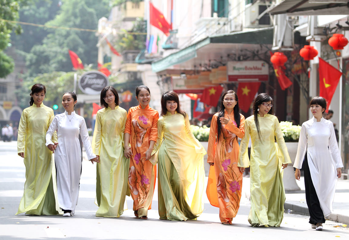 Thiếu nữ Hà Thành thả dáng dạo bước trong tà áo dài truyền thống.