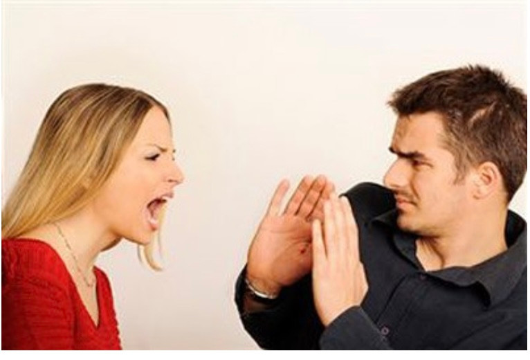 Xúc phạm chồng, người vợ bị phạt 7,5 triệu đồng Xuc pham chong, nguoi vo bi phat 7,5 trieu dong