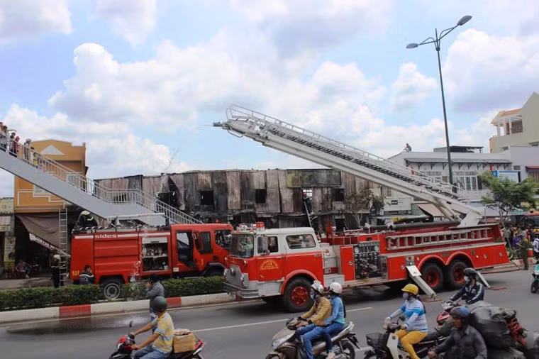 Thông tin ban đầu, vào thời điểm trên, nhiều người bên trong căn nhà phát hiện khói bốc lên nghi ngút từ tầng trên của căn nhà nên hốt hoảng chạy ra ngoài kêu cứu. 
