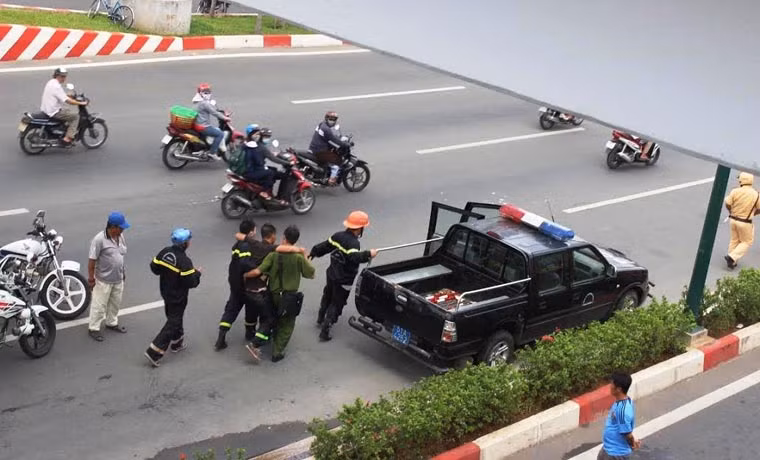 Trong lúc tham gia cứu hỏa, hai chiến sĩ đã bị ngạt khói và phải sơ cứu tại chỗ. 