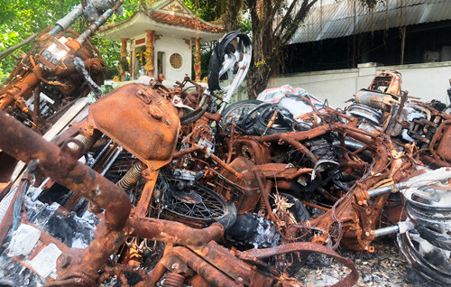 Vụ cháy đã khiến 13 người chết, 28 người bị thương và cháy rụi 15 ôtô, 150 xe máy các loại.