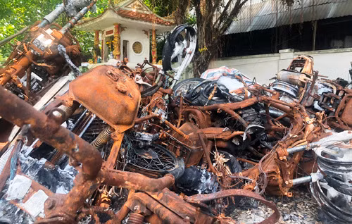 Vụ cháy đã khiến 13 người chết, 28 người bị thương và cháy rụi 15 ôtô, 150 xe máy các loại.