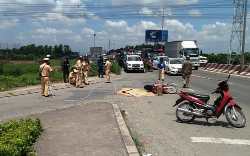 Be 4 tuoi sot nang, gao khoc ben thi the me bi xe tai can chet