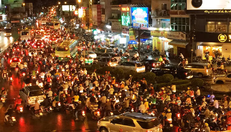 Hàng vạn phương tiện từ các tuyến đường Nguyễn Thị Minh Khai, Điện Biên Phủ, Bạch Đằng... đổ về trong khi mặt đường nhỏ hẹp.