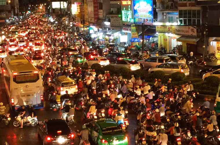 Tuyến đường Xô Viết Nghệ Tĩnh, quận Bình Thạnh từ các quận trung tâm ra bến xe miền Đông và QL13, cửa ngõ TP HCM để về các tỉnh miền Bắc, Trung và Tây Nguyên kẹt cứng người xe.