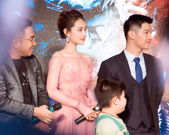 Nhã Phương lẻ bóng xuất hiện tại sự kiện ra mắt phim do cô đóng chính mà không có bạn trai tháp tùng.