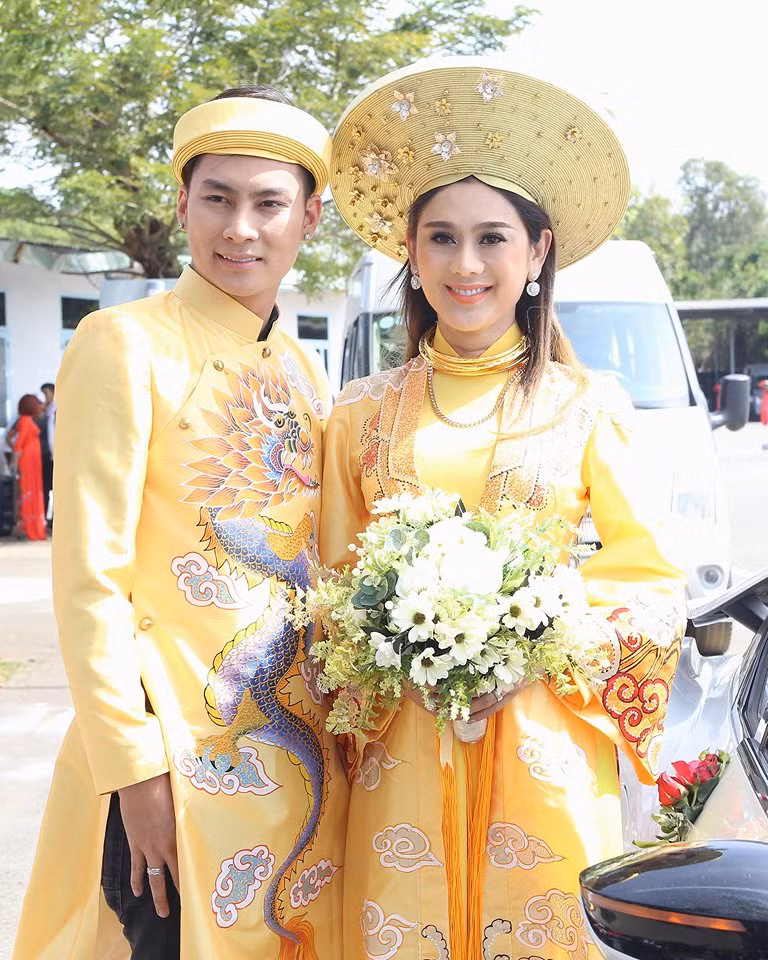 Đề cập đến sự kiện đình đám nhất dịp cuối năm 2017 có lẽ là "đám cưới thế kỷ" của Lâm Khánh Chi cùng chồng trẻ Trần Phi Hùng. Bởi, trên khắp các phương tiện truyền thông cả nước cũng như các trang mạng xã hội đều rầm rộ đăng tải loạt thông tin về đám cưới của "Nữ hoàng chuyển giới".