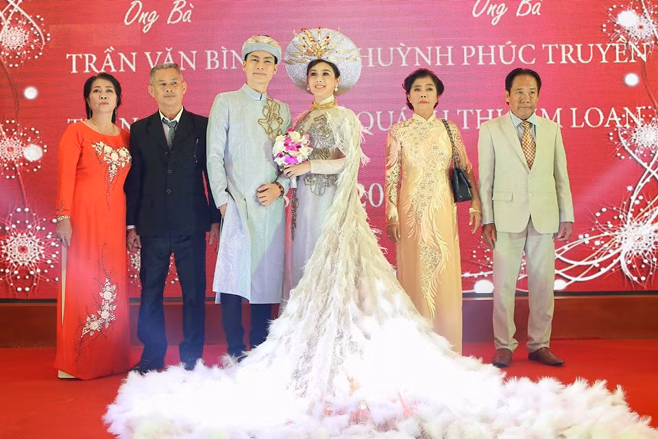 Chia sẻ về lý do chi tiền "khủng" cho "đám cưới thế kỷ", Lâm Khánh Chi tâm sự, cô làm lớn, hoành tráng là vì tìm được tình yêu thực sự rất khó và muốn mọi người nhìn người chuyển giới bằng con mắt khác. "Chính vì vậy Khánh Chi muốn làm 1 đám cưới lớn như vầy để cho cộng đồng LGBT và cộng đồng của Khánh Chi trở nên hãnh diện. Để mọi người biết rằng người chuyển giới hiện giờ cũng được công bằng như người phụ nữ thật sự, được nhà nước công nhận. Lâm Khánh Chi làm đám cưới lớn để muốn cộng đồng Khánh Chi không bị xem thường" - nữ ca sĩ bày tỏ.