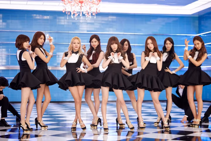 Năm 2014, SNSD tiếp tục khẳng định đẳng cấp với ca khúc " Mr. Mr.", ngay lập tức thống trị rất nhiều bảng xếp hạng âm nhạc Hàn Quốc và giúp SNSD ngày càng nổi tiếng. Tuy nhiên, Jessica bất ngờ xin rời nhóm, SNSD phải tạm ngừng hoạt động trong một thời gian ngắn.