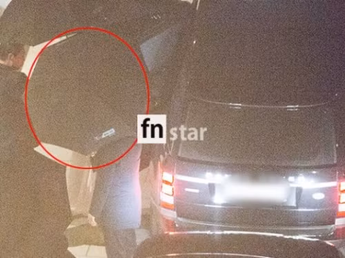 Cả hai được hộ tống bởi vệ sĩ. Đến những giây phút cuối của đám cưới, cặp vợ chồng mới của K-biz quyết không lộ mặt. Cánh vệ sĩ cũng che dù đen để đảm bảo sự riêng tư cho nhà Song - Song.