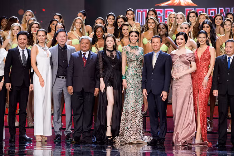 Lý Nhã Kỳ chụp ảnh cùng giám khảo và dàn người đẹp Hoa hậu Hòa bình Thế giới 2017.