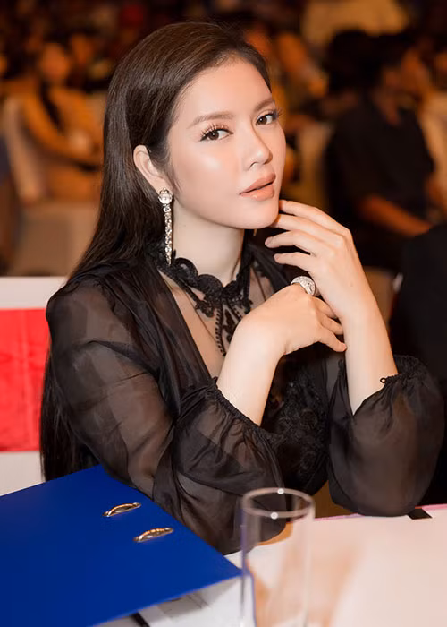 Tiêu chí chấm hoa hậu được Lý Nhã Kỳ bật mí đó chính là vẻ đẹp hình thể, thần thái, khả năng tự tin làm chủ sân khấu, gương mặt đẹp và trang phục ấn tượng.