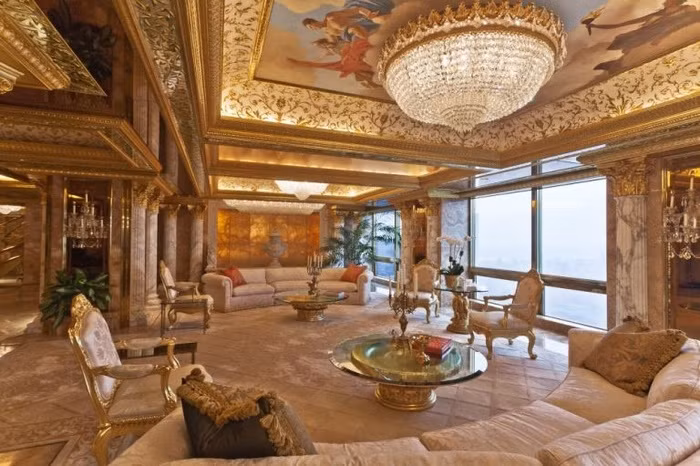 Căn hộ penthouse của Tổng thống Donald Trump và phu nhân được trang trí bằng vàng và đá cẩm thạch 24K, được thiết kế bởi kiến trúc sư Angelo Donghia theo phong cách Louis XIV.