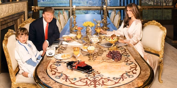 Trước khi chuyển đến Nhà Trắng, Tổng thống Donald Trump cùng với đệ nhất phu nhân Melania và con trai út Barron từng sinh sống tại đây.
