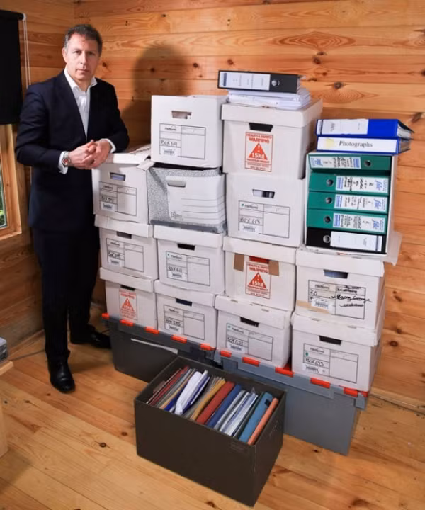 Williams Thomas đứng cạnh chồng tài liệu về vụ án mạng của Jill Dando. Ảnh: Mirror.