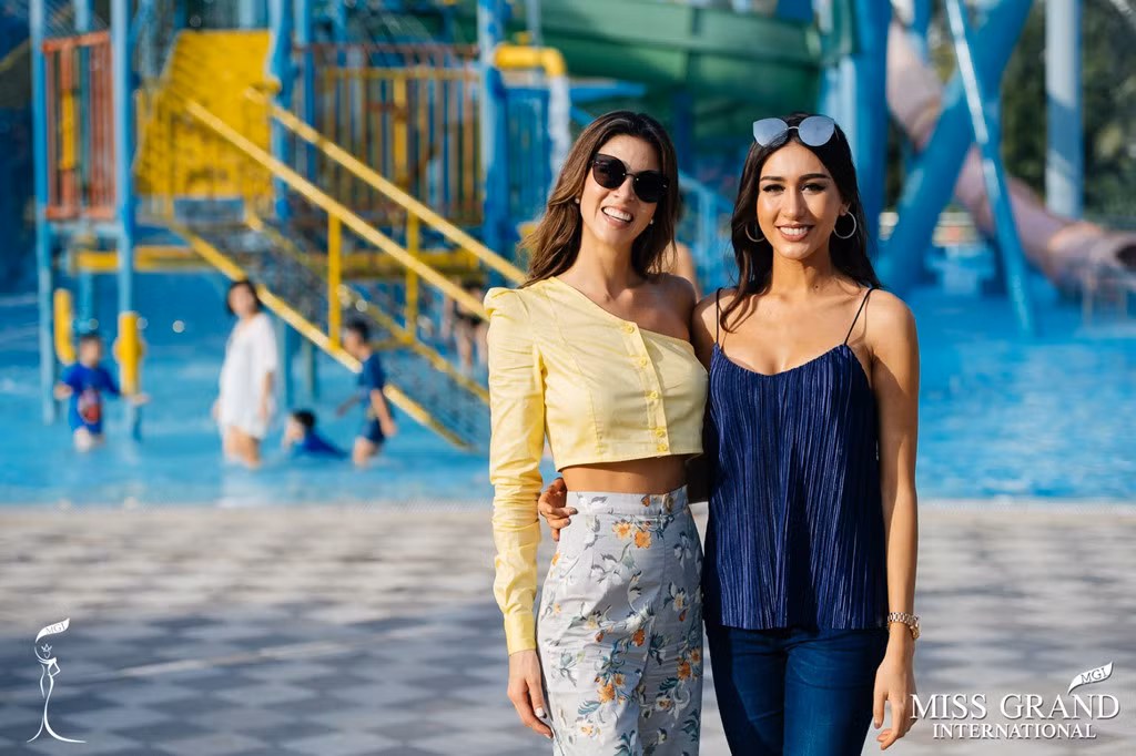 Thí sinh Hoa hậu Hòa bình Thế giới 2017 đến Việt Nam để tham gia các vòng thi từ đầu tháng 10. Kết thúc chặng đường dài với nhiều thử thách và giành được vương miện, người đẹp Peru dành thời gian nghỉ ngơi và du lịch tại Phú Quốc (Kiên Giang).