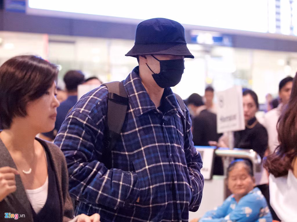 Nam diễn viên sinh năm 1977 ngụy trang kín mít để tránh ống kính phóng viên. So Ji Sub được khán giả Việt Nam yêu thích qua hàng loạt các vai diễn trong phim Giày thủy tinh, Chuyện tình Bali, Xin lỗi anh yêu em và gần đây nhất là bom tấn phòng vé - Đảo địa ngục.