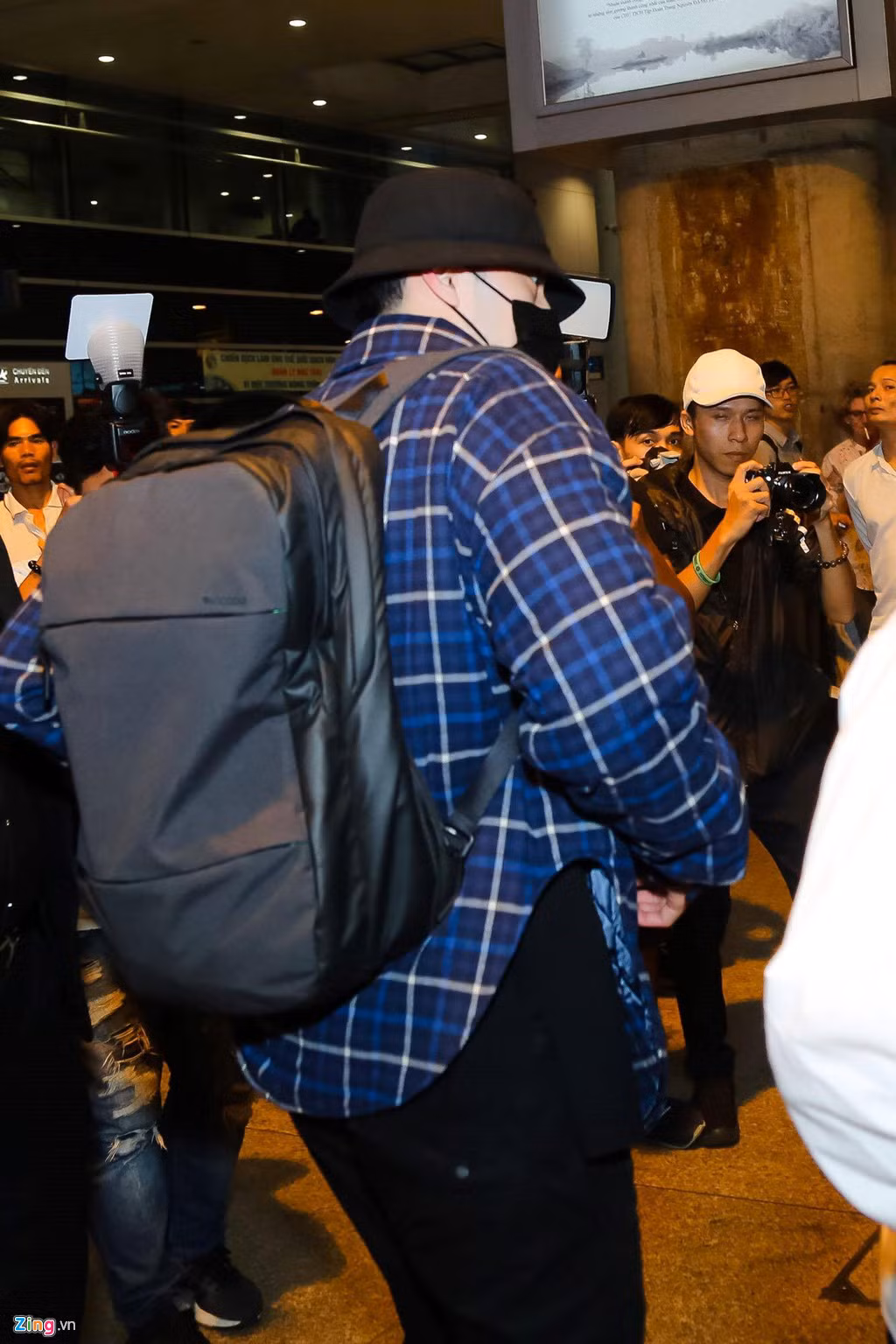 Nam diễn viên nổi tiếng là người kín kẽ. Anh hiếm khi tham dự các sự kiện ở Hàn Quốc. Ngay cả khi dự đám cưới của Song Hye Kyo, anh cũng đi cửa sau.