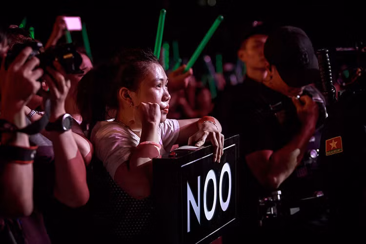 Cùng với những phút sôi động, "quẩy" nhiệt tình cùng Noo Phước Thịnh, nhiều fan cũng tìm thấy những phút sâu lắng khi nghe Noo tâm tình, biểu diễn những ca khúc chất chứa cảm xúc.
