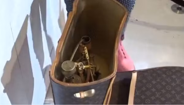 Bon cau ma vang, boc vai hang hieu Louis Vuitton gay soc-Hinh-3