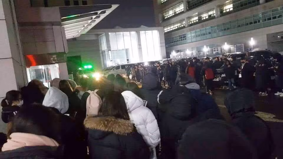 Tối 18/12, Jong Hyun (SHINee) đã tự sát bằng khí than tại căn hộ ở trung tâm Gangnam, thủ đô Seoul (Hàn Quốc). Anh qua đời khi mới 27 tuổi. Cảnh sát bước đầu kết luận đây là vụ tự tử, tuy nhiên vẫn tiếp tục thu thập bằng chứng và sẽ đưa ra thông báo chính thức trong vài ngày tới. Với những người hâm mộ Jong Hyun, đây là tin chấn động. Theo Newsen, khoảng 23h (theo giờ Hàn Quốc), hàng trăm fan đã xếp hàng bên ngoài Bệnh viện Đại học Konkuk để cầu nguyện và tưởng nhớ Jong Hyun.