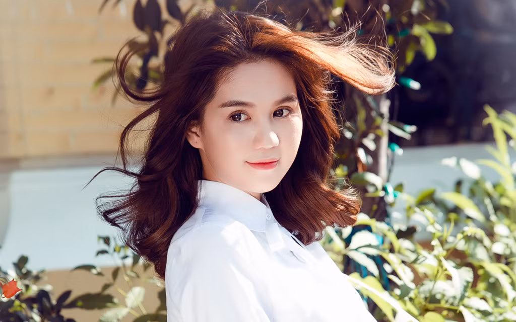 Nằm trong danh sách ngôi sao quảng cáo cho doanh nghiệp của bà Nguyễn Thu Trang còn có Ngọc Trinh. Đây chỉ là một trong nhiều nhãn hàng cô quảng cáo trên facebook. Đặc biệt, không chỉ nhãn hàng khác, Ngọc Trinh còn thường xuyên giới thiệu sản phẩm làm đẹp do một spa mang tên cô cung cấp.