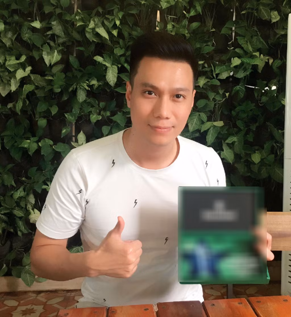 Tương tự, trang cá nhân của Việt Anh thời gian gần đây cũng chủ yếu chia sẻ thông tin nhãn hàng hay những sự kiện anh tham gia. Nếu Bảo Thanh chủ yếu quảng cáo sản phẩm dành cho phụ nữ thì diễn viên Người phán xử thường được các nhãn hàng đồ uống, thời trang, thậm chí thẩm mỹ để mắt. Giống Bảo Thanh, thành công của bộ phim Người phán xử đã mang đến cho Việt Anh nhiều hợp đồng quảng cáo, và không thể phủ nhận đây chính là nguồn thu nhập lớn với anh cũng như các sao Việt.