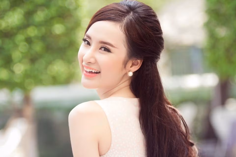 Chỉ cách đây ít ngày, Angela Phương Trinh giới thiệu một sản phẩm làm đẹp trên facebook. Theo giới thiệu của diễn viên Glee, đây là sản phẩm giúp cô sở hữu làn da đẹp. Tận dụng ngoại hình sáng, cô thường xuyên được các nhãn hàng thời trang, mỹ phẩm mời quảng cáo trên trang cá nhân.