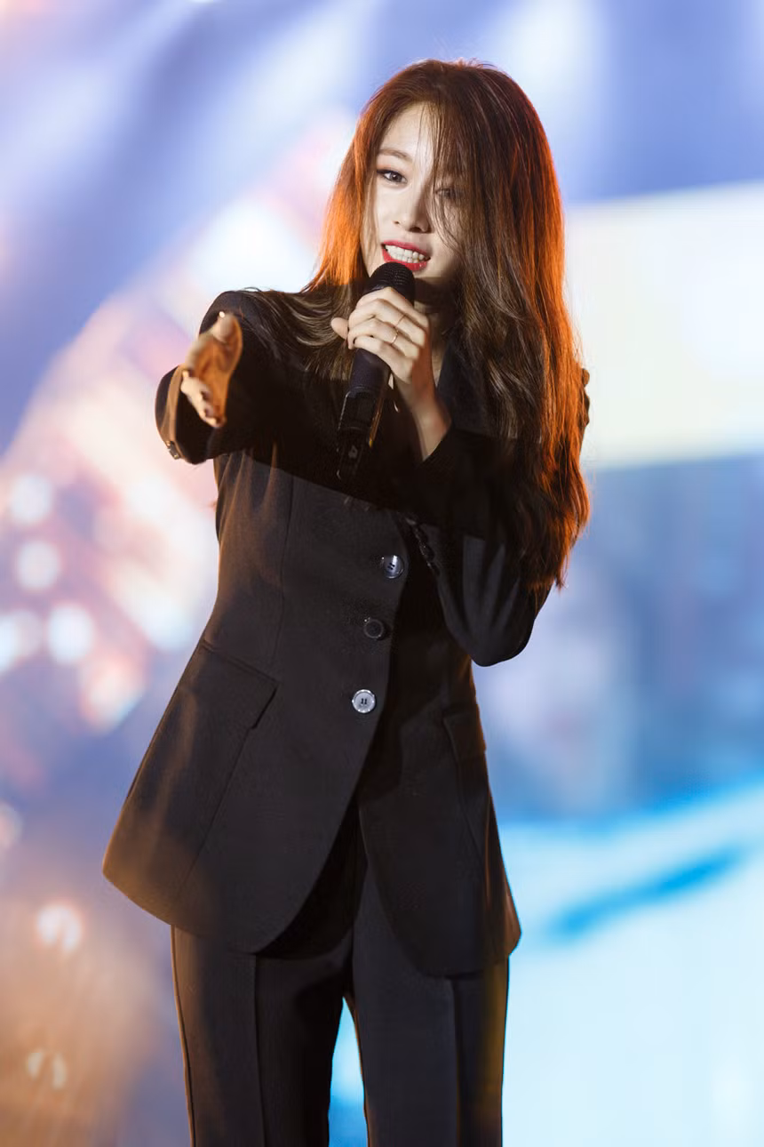 Trong khi đó, Sugar Free, What’s My Name?... là những ca khúc được nhóm phát hành trong quãng thời gian bị khán giả Hàn Quốc tẩy chay. Giai đoạn này nhiều nước mắt nhưng cũng cho thấy nghị lực, sự mạnh mẽ vươn lên và đặc biệt là tình đoàn kết của các thành viên T-ara.