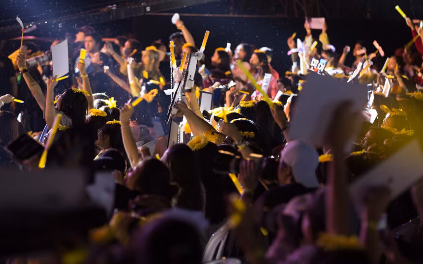 Trước khi đêm nhạc diễn ra, trời đổ mưa to. Tuy nhiên, đông đảo khán giả vẫn mặc áo mưa, che dù và đến từ sớm để ủng hộ nhóm nhạc 4 thành viên.