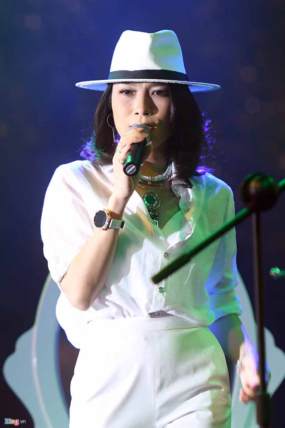 "Họa mi tóc nâu" cũng liên tục gửi lời cảm ơn người hâm mộ vì đã dành tình cảm ủng hộ cho album phòng thu thứ 9 trong sự nghiệp của mình.