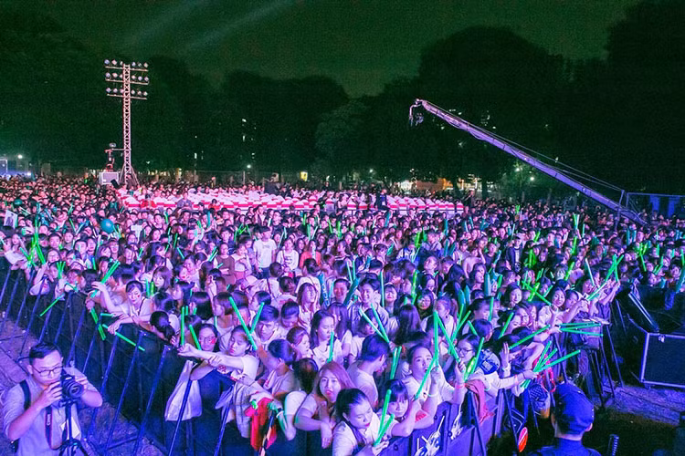 Cũng bởi lượng khán giả quá đông nên không tránh khỏi tình trạng chen lấn, xô đẩy, dù công tác an ninh trong liveshow của Noo Phước Thịnh được thực hiện khá tốt.