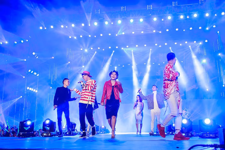 Giữa đêm nhạc, Noo Phước Thịnh cũng dành thời gian giới thiệu các học trò cưng trong chương trình The Voice Kids.