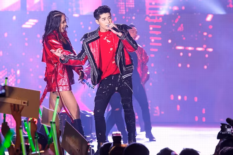 Tối 30/11, đêm nhạc kỷ niệm 9 năm ca hát của Noo Phước Thịnh đã diễn ra tại Sân vận động Đại học Hà Nội, thu hút 20.000 khán giả đến thưởng thức.