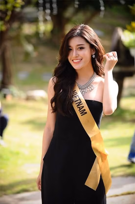 Đang tham gia cuộc thi Hoa hậu Miss Grand International 2017, nên sự thanh lịch và gọn gàng chính là điều Huyền My quan tâm nhất trong thời trang. Cô có cách mix đồ cũng khá giống Lilly Nguyễn, nhưng lại mang vẻ đẹp ngọt ngào với đầm cúp ngực, trang sức ánh bạc và đá, cùng một mái tóc xoăn nhẹ nhàng quen thuộc.